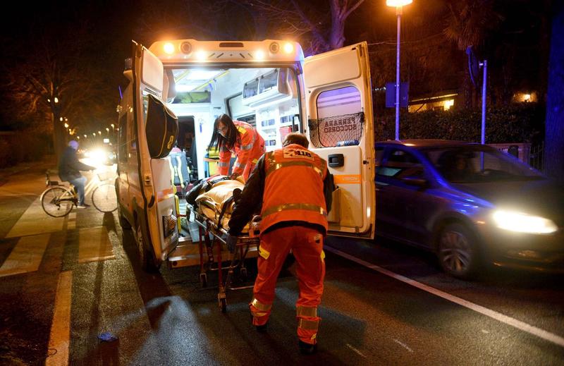 Incidente frontale a Osteria Nuova: Bmw e Punto distrutte, strada chiusa e feriti