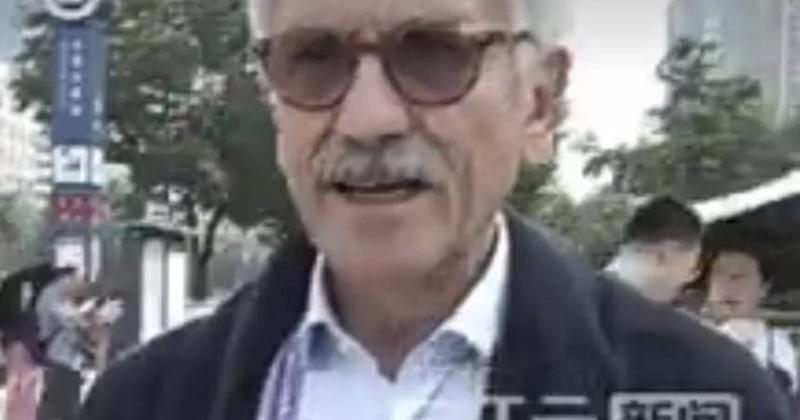 Un D’Alema tra rose rosse e l’ombra lunga di Pechino