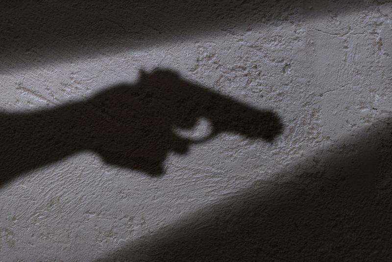 Ubriaco e con la pistola in mano, notte di paura