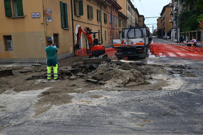 Via Mazzini paralizzata: code infinite e polemiche per un tubo rotto
