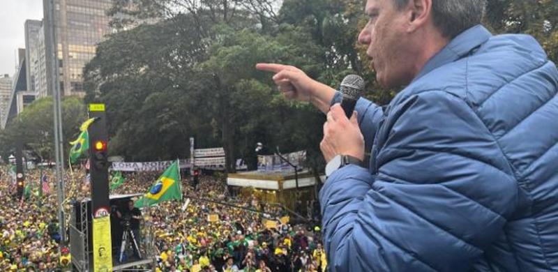 Tarcísio faz strip-tease e, pelado, fica tão radical quanto Bolsonaro