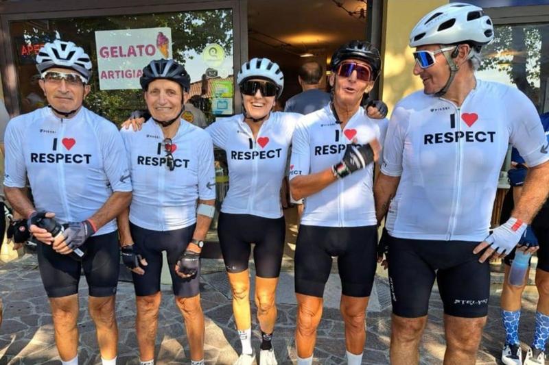 Centinaia in sella per il Respect day. “Fermiamo la strage dei ciclisti: noi in fila indiana, auto a 1,5 metri”