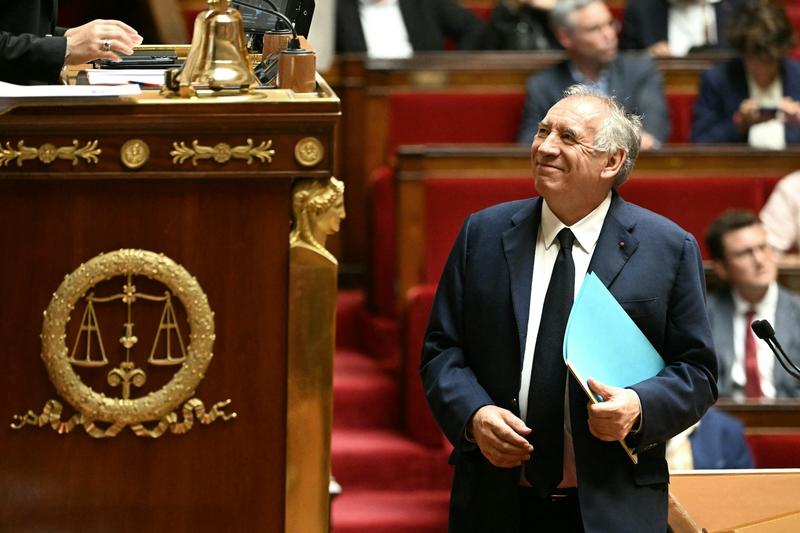 « Le suicide politique de François Bayrou est le produit d’un régime politique à bout de souffle »