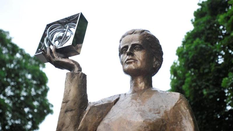 Marie Curie, l'intelligenza artificiale e i Nobel