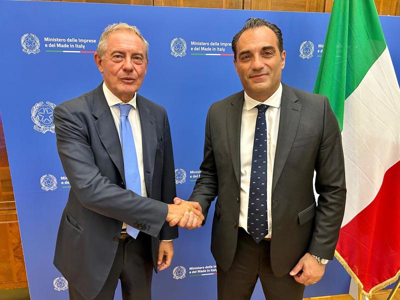 Stellantis, dietrofront sull’elettrico: “Irraggiungibile entro il 2030