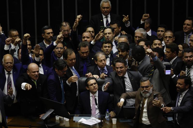 Amotinados continuam numa boa