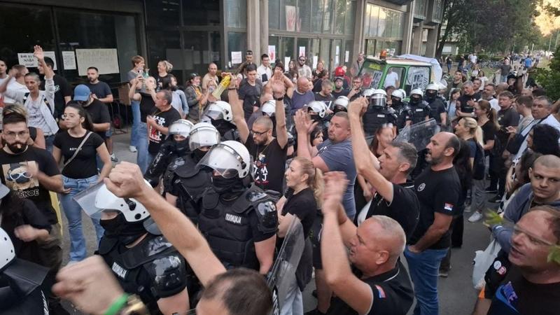 Dok sam gutao suzavac i bežao od policijskih oklopnjaka