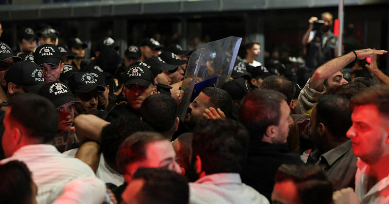 Turkey's main opposition calls for rallies after police barricade Istanbul office