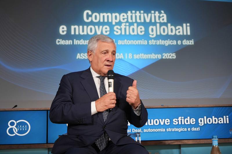 La manovra di Governo, Tajani spinge sulle tredicesime: “Proviamo a detassarle”