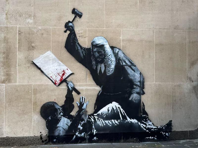 Il nuovo murale di Banksy raffigura un giudice che picchia un manifestante, ma l’opera viene subito rimossa