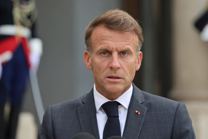 Plötzlich steht Macron fast ganz nackt da