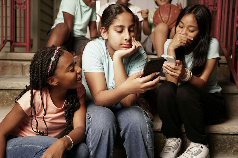 Québec’s school cellphone ban won’t solve the challenges of family tech use