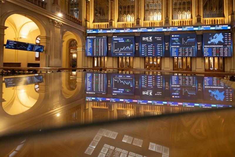 El IBEX 35 logra cerrar la sesión en los 15.000 puntos pese a la crisis política francesa 