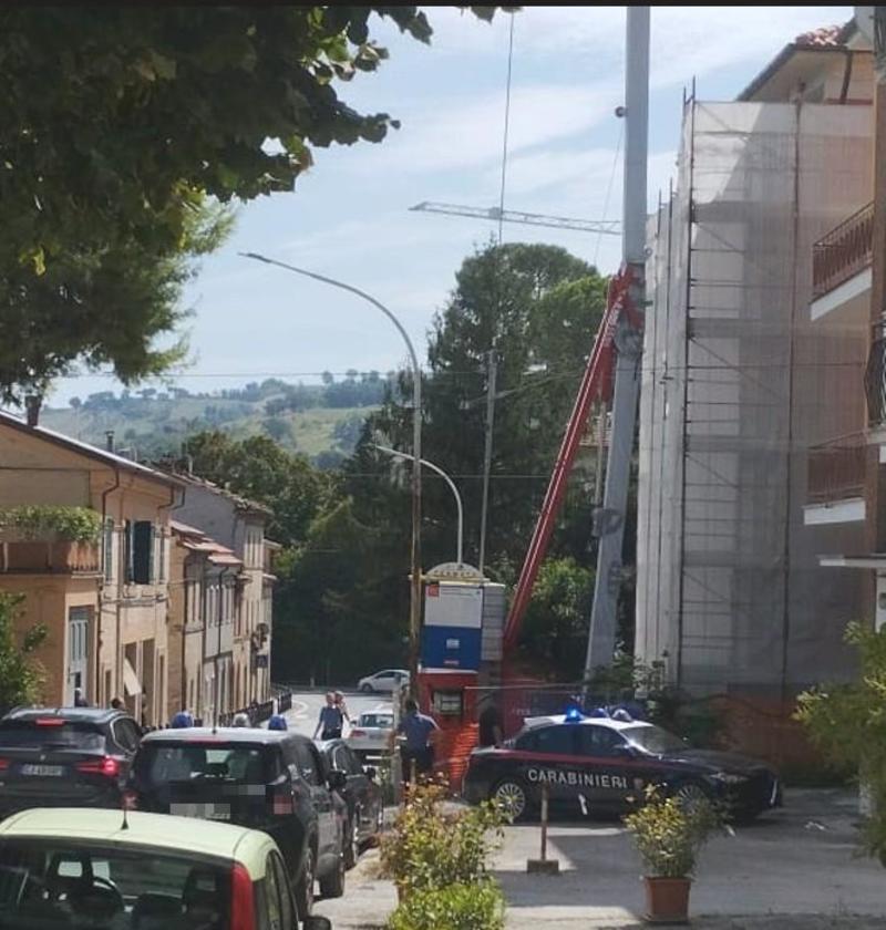 Strappa la collana a una 85enne, arrestato per rapina dopo la fuga sui tetti