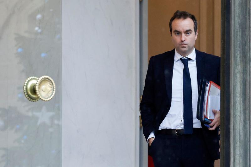 Chi è Sébastien Lecornu, il nuovo premier francese, fedelissimo di Macron /