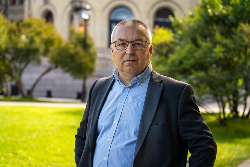 Flaskehalser på land stanser transport på vann