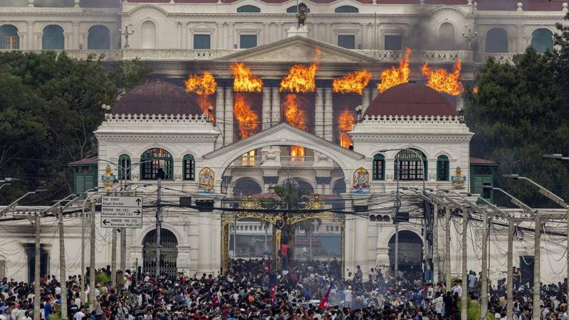 Demonstranti u Nepalu zapalili zgradu parlamenta