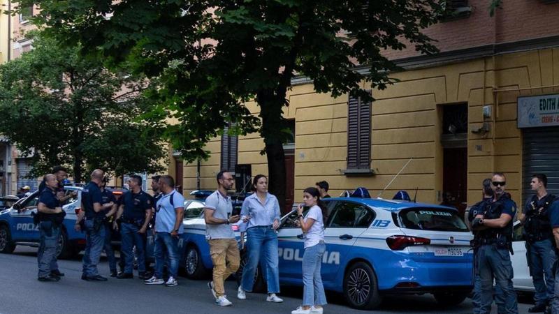 Spedizione punitiva, coltelli e sassate di fronte al bar