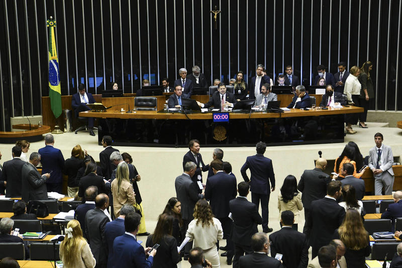 Negacionismo permanece como legado bolsonarista no Congresso e na política brasileira