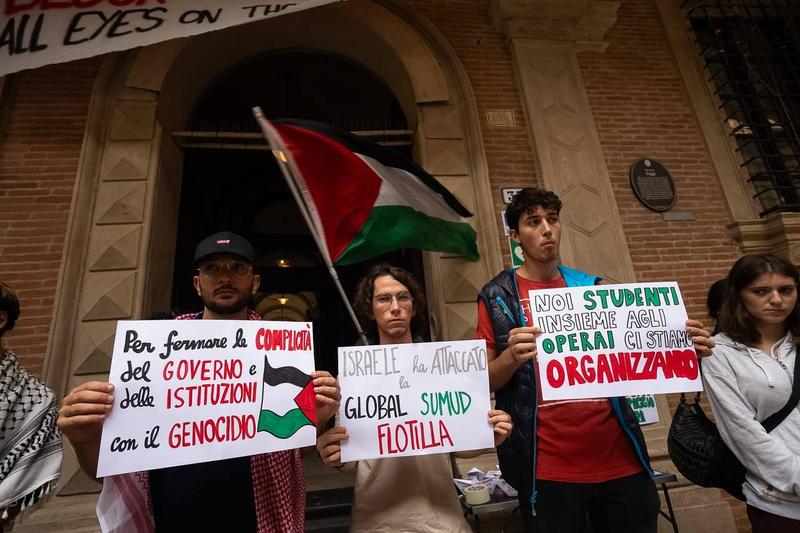 Flotilla attaccata, studenti Unibo in presidio pro Gaza: “Pronti a bloccare tutto”