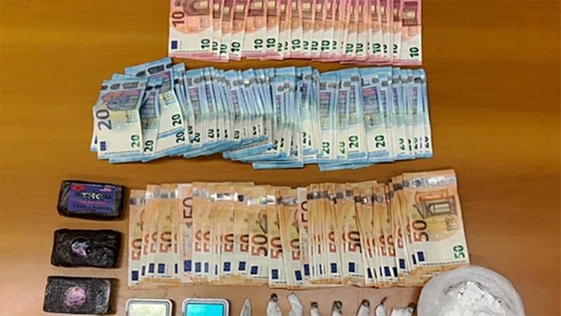 Nascondeva la droga sotto la panchina del parco: preso un altro pusher in Bolognina