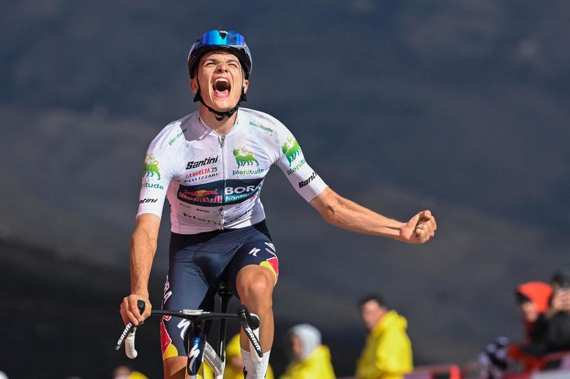 Impresa di Pellizzari alla Vuelta: stacca Vingegaard e i big e arriva da solo sul Morredero
