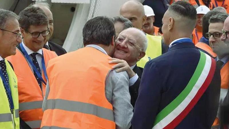 L'abbraccio tra tra Salvini e De Luca a Campolattaro. Il ministro: Â«Ã un autonomistaÂ»