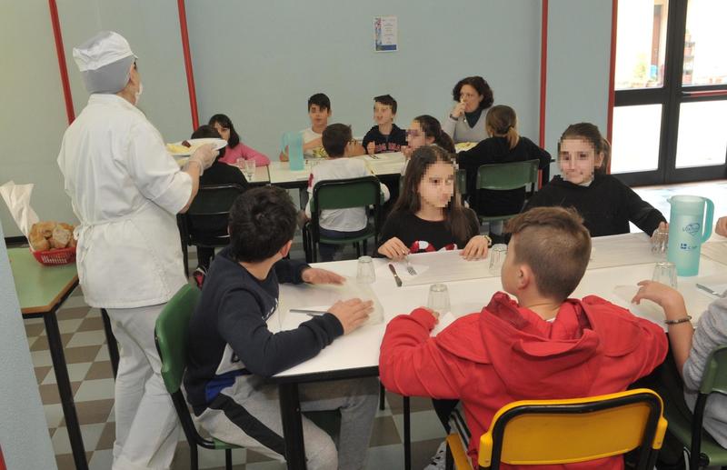 Caro costi alle mense scolastiche: “Per una famiglia con due figli aumenti fino a 800 euro all’anno”