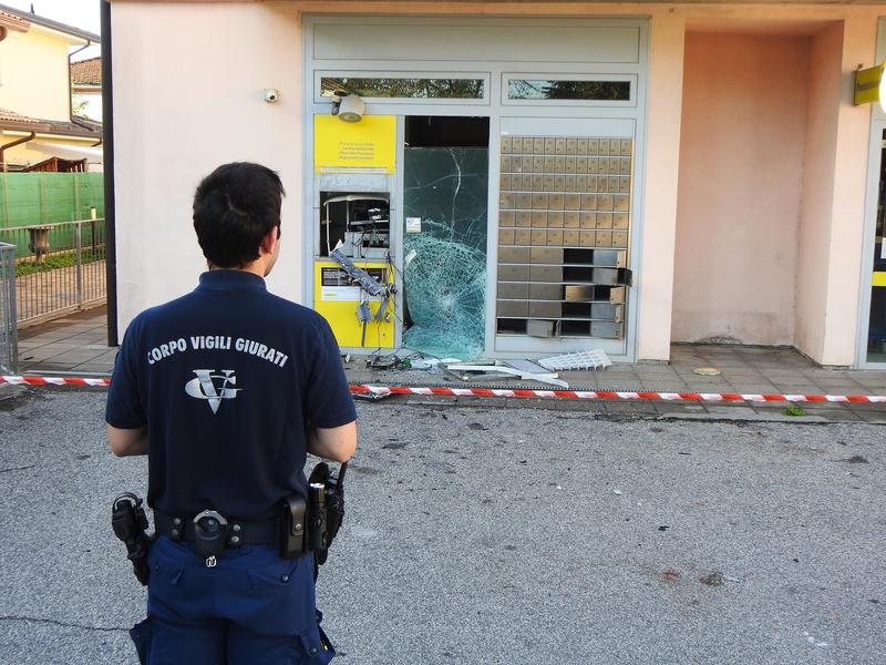 Paura a Lugo: la banda fa esplodere il postamat e scappa