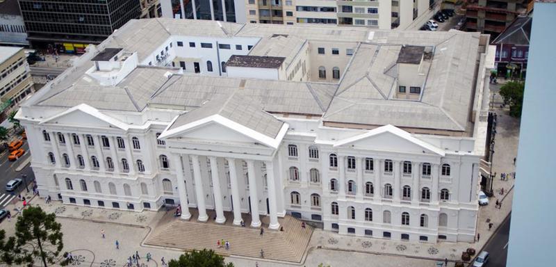 Bolsonaristas armam provocação contra julgamento no STF e violam autonomia universitária da UFPR