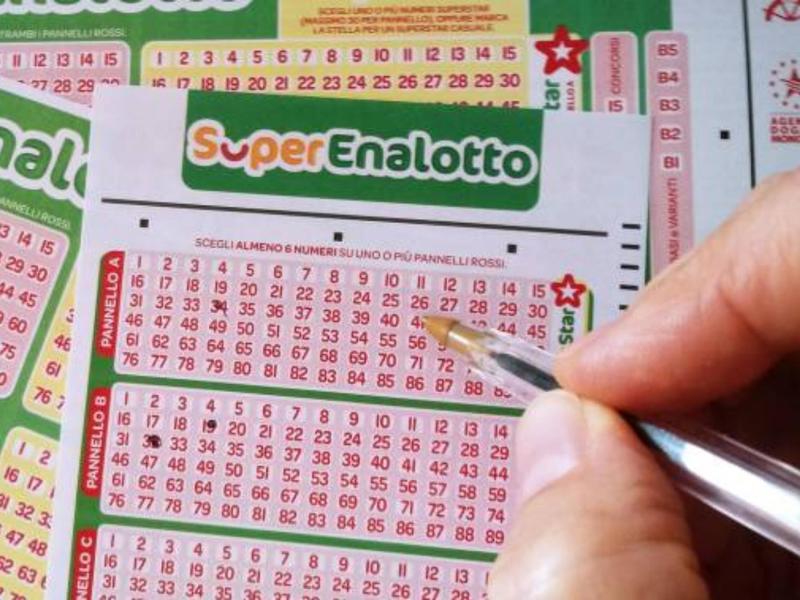 Premi SuperEnalotto da 10mila euro non riscossi in Emilia Romagna: ecco dove. Controllate i biglietti