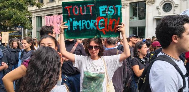 Franceses nas ruas: não é só a perda de dois dias de feriado