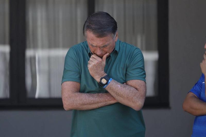 Bolsonaro aparece na porta de casa em Brasília em dia decisivo de julgamento no STF