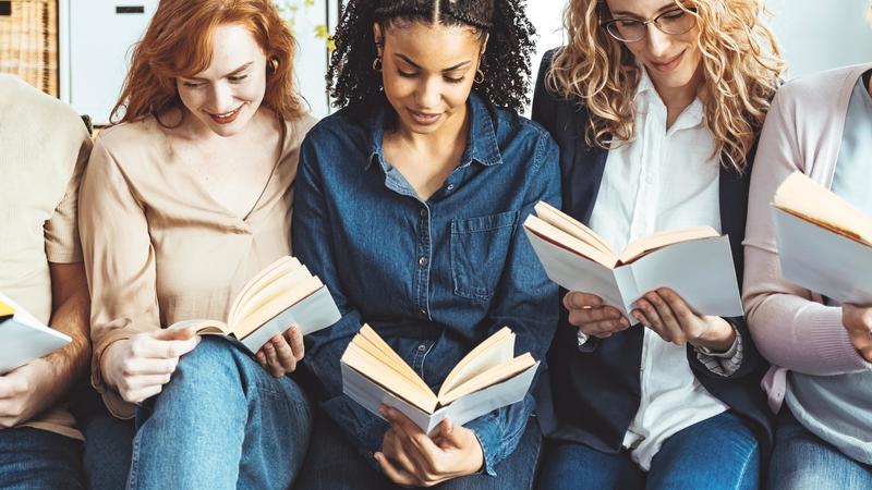 Spegni il cellulare e immergiti nella lettura (in compagnia): la festa è in biblioteca