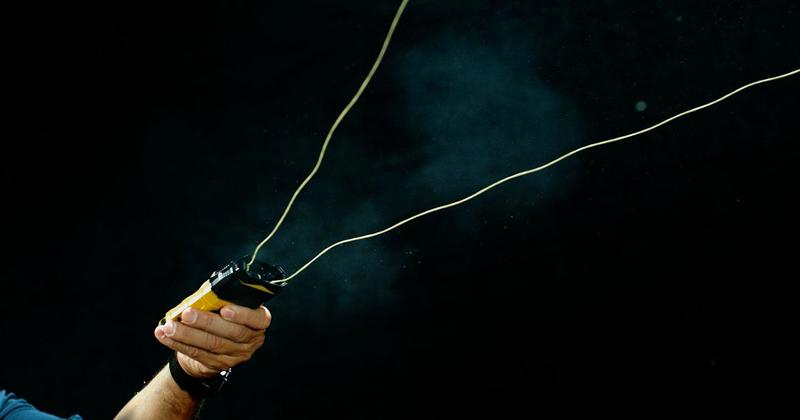 Bolawrap: ecco il dispositivo (meno impattante del taser) in dotazione agli agenti della polizia locale di Pavia