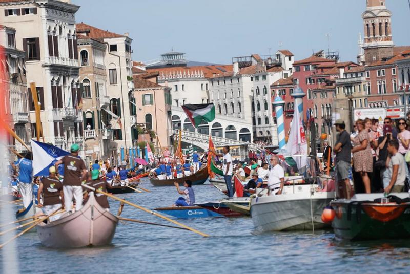 Venezia, turisti stranieri multati dopo i tuffi nel Canal Grande