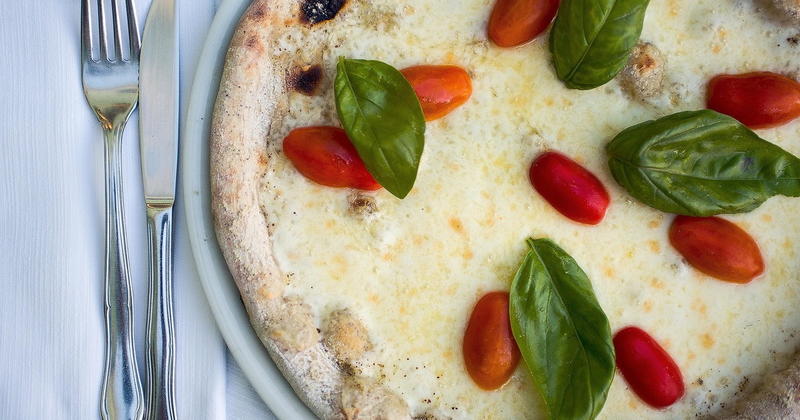 Pizza bianca, un saporito sbaglio: perché si reitera l'errore
