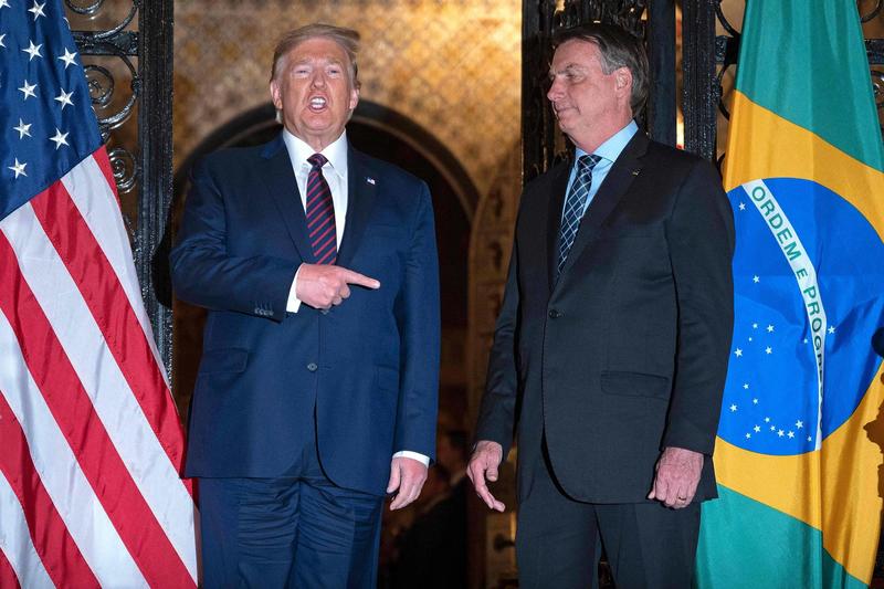 Deputados dos EUA acusam Trump de minar a democracia brasileira ao proteger Bolsonaro 'golpista' e pedem fim de sanções
