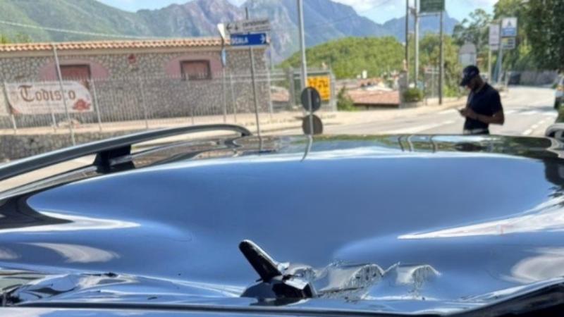 Valico di Chiunzi, massoÂ si stacca e colpisce un'auto con turisti inglesi direttiÂ in Costiera: occupanti illesi