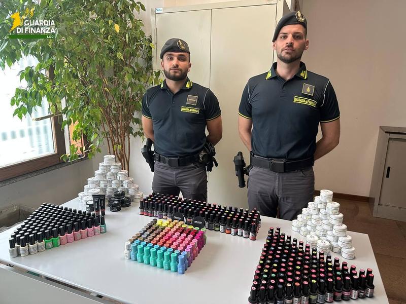 Smalti e gel per unghie cancerogeni: sequestrati 2.000 flaconi in due capannoni del Lodigiano