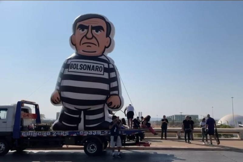 Movimentos estudantis inflam boneco gigante para celebrar condenação de Bolsonaro