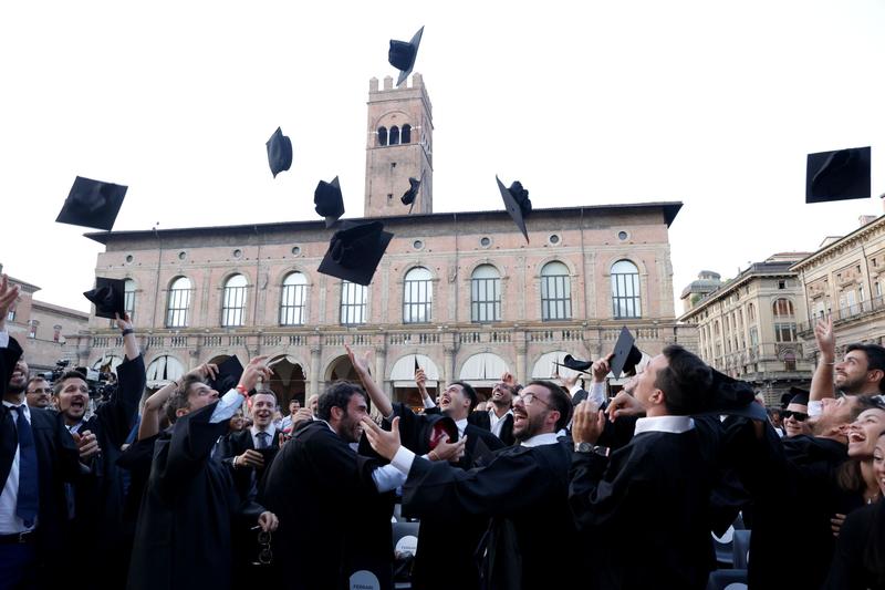 Bologna Business School, la carica degli 800 diplomati, Prodi: “Non smettete di imparare”