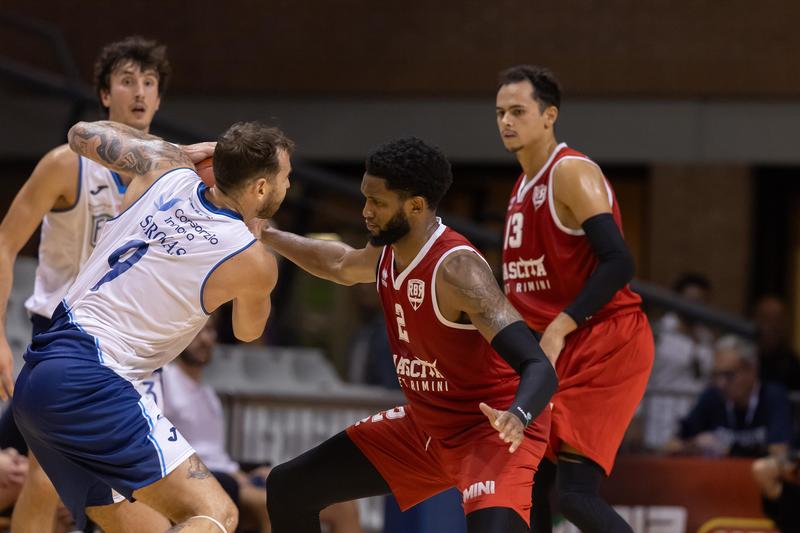 Fortitudo, cattiva la prima. E’ un brusco risveglio con Rimini. Caja saluta subito la Supercoppa