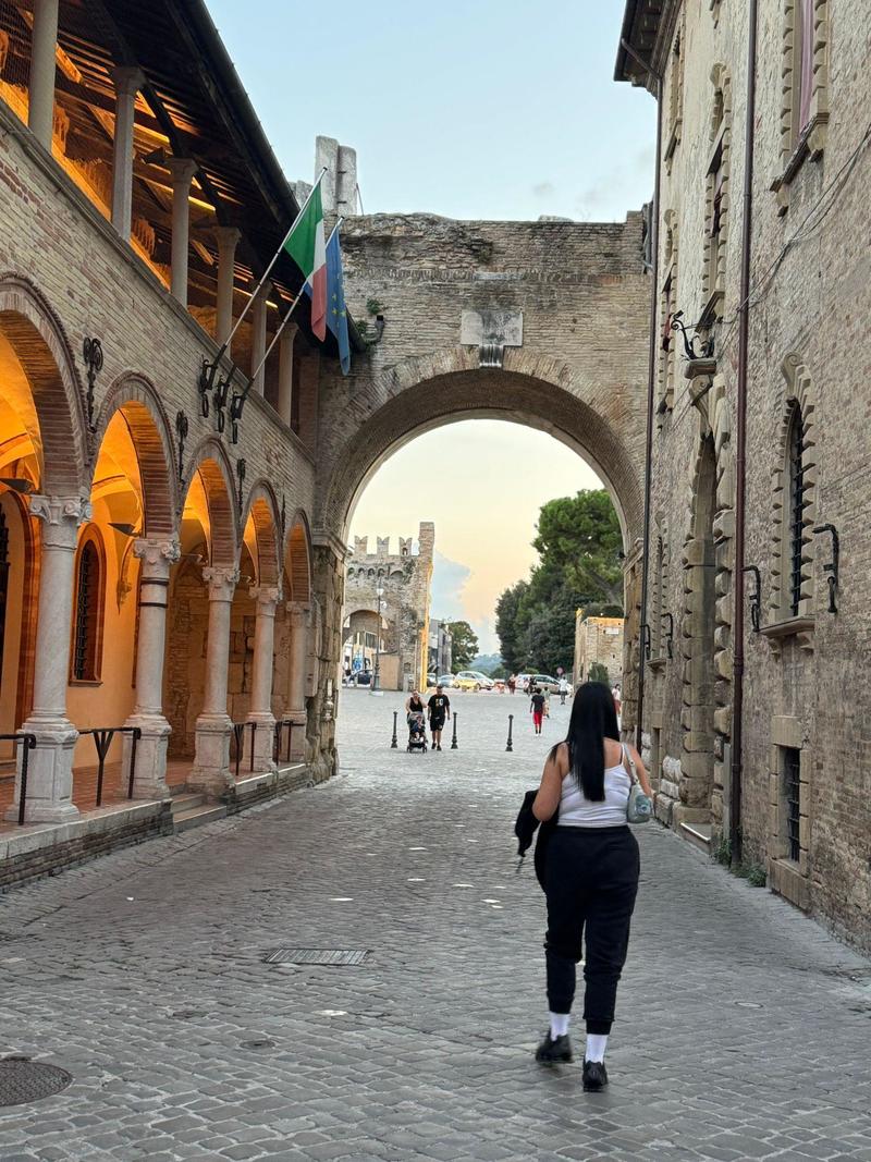 Bimbo di 6 anni minacciato in centro: “Ti faccio uscire il sangue con lo spray al peperoncino”