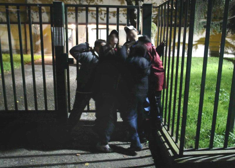 Rapina choc fuori dalla disco: giovane costretto a inginocchiarsi
