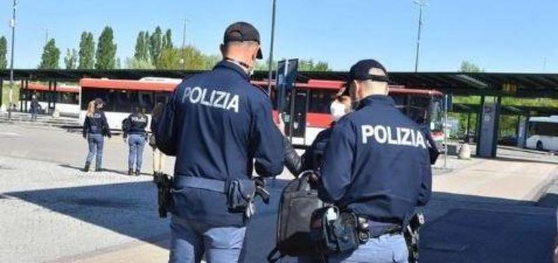 Spinge a terra un minorenne. Poi lo assale per baciarlo