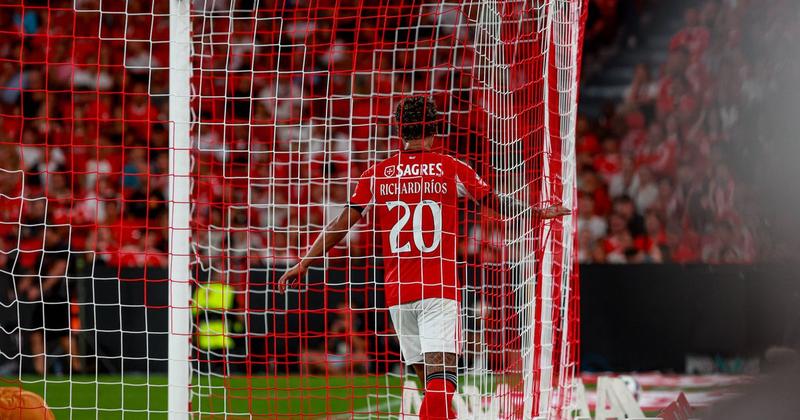 Lage contra a lógica, o Benfica contra si próprio