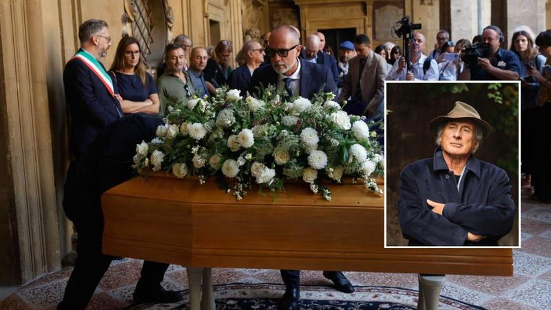 L’addio a Stefano Benni, camera ardente gremita. Pennac: “Ciao Lupo, se mi conoscete è grazie a lui”