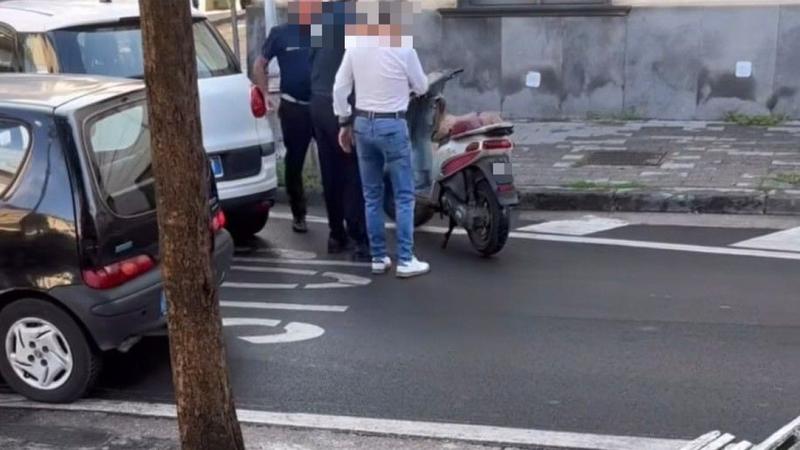 Vigile schiaffeggia un uomoin scooter fermato perchÃ©senza casco. Il Comune avviaindagine interna | Video