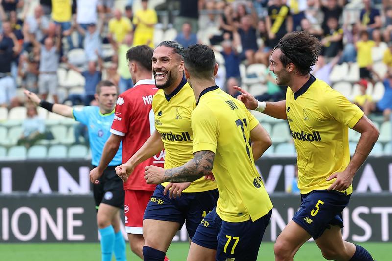 Il Modena stende il Bari con un tris: doppietta di Gliozzi su rigore e Mendes